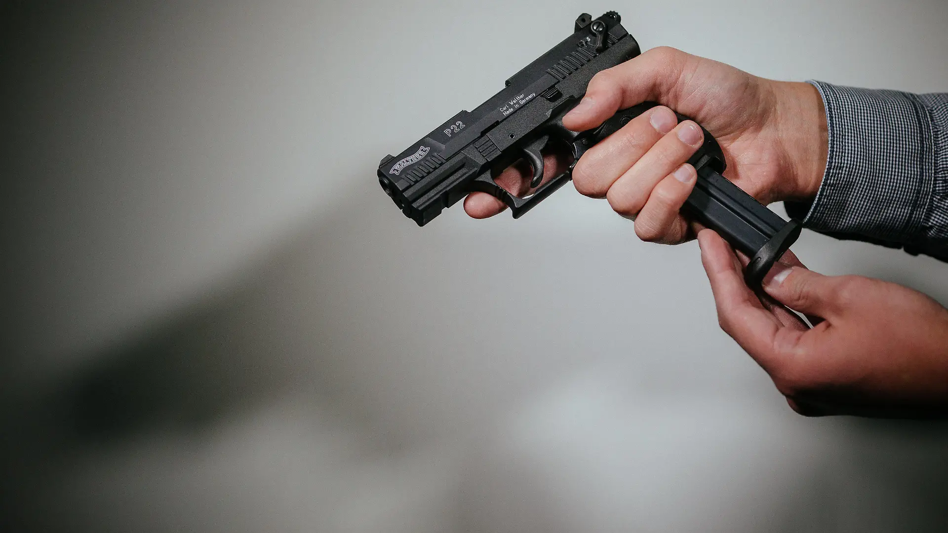 ARCHIV - ILLUSTRATION - Hände laden am 27.11.2015 in Dresden (Sachsen) eine Schreckschuss-Pistole "Walther P22" mit einem Magazin. Foto: Oliver Killig/dpa (zu dpa "Immer mehr Bürger bewaffnen sich mit Schreckschusspistolen" vom 17.05.2016) +++(c) dpa - Bildfunk+++