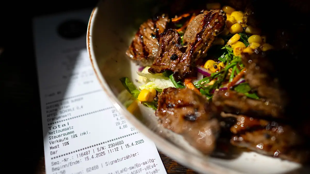 Hessens Gastwirte verbuchen insgesamt einen Umsatzrückgang. (Symbolbild)
