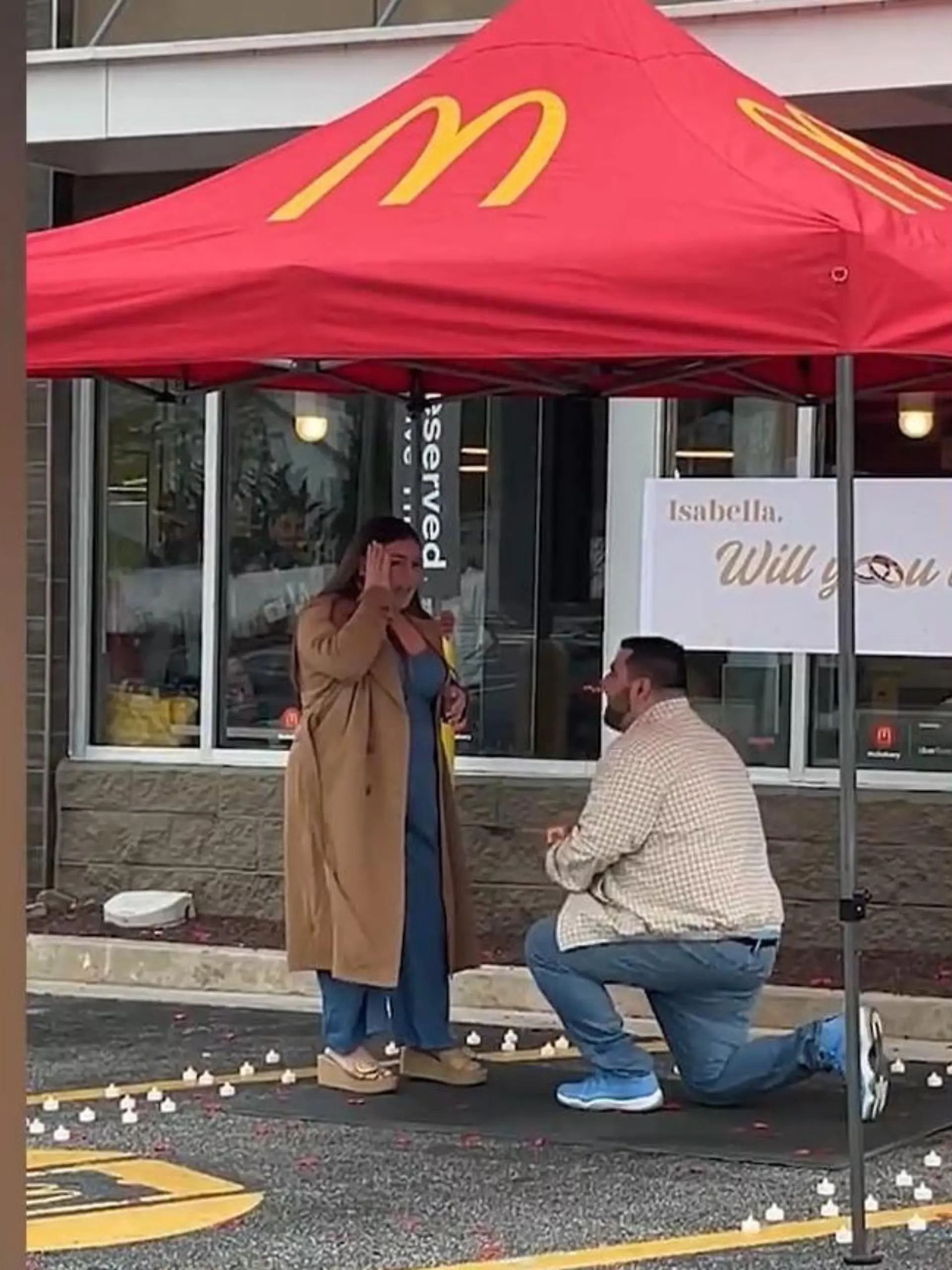 Bild zu: "„Ich muss mich übergeben!“ Kniefall bei McDonald’s – Antrag überrascht Isabella"