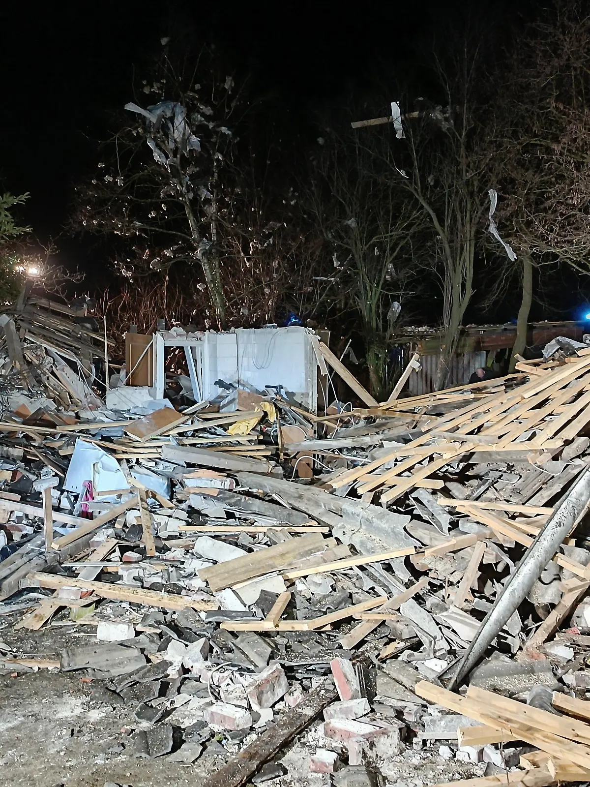 Die Werkstatt explodierte und fiel komplett in sich zusammen.
