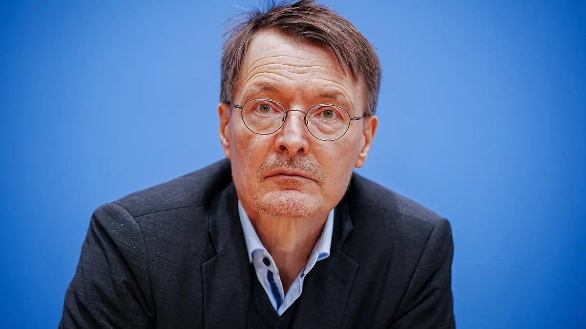 ARCHIV - 06.12.2022, Berlin: Karl Lauterbach (SPD), Bundesminister für Gesundheit, stellt die Reformvorschläge für die Krankenhausversorgung vor. (zu dpa «Lauterbach besorgt über Coronavirus-Variante XBB.1.5») Foto: Kay Nietfeld/dpa +++ dpa-Bildfunk +++