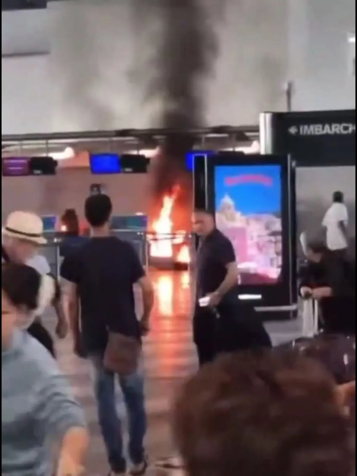 Bild zu: "Mann zündet Schalter am Flughafen Mailand an "