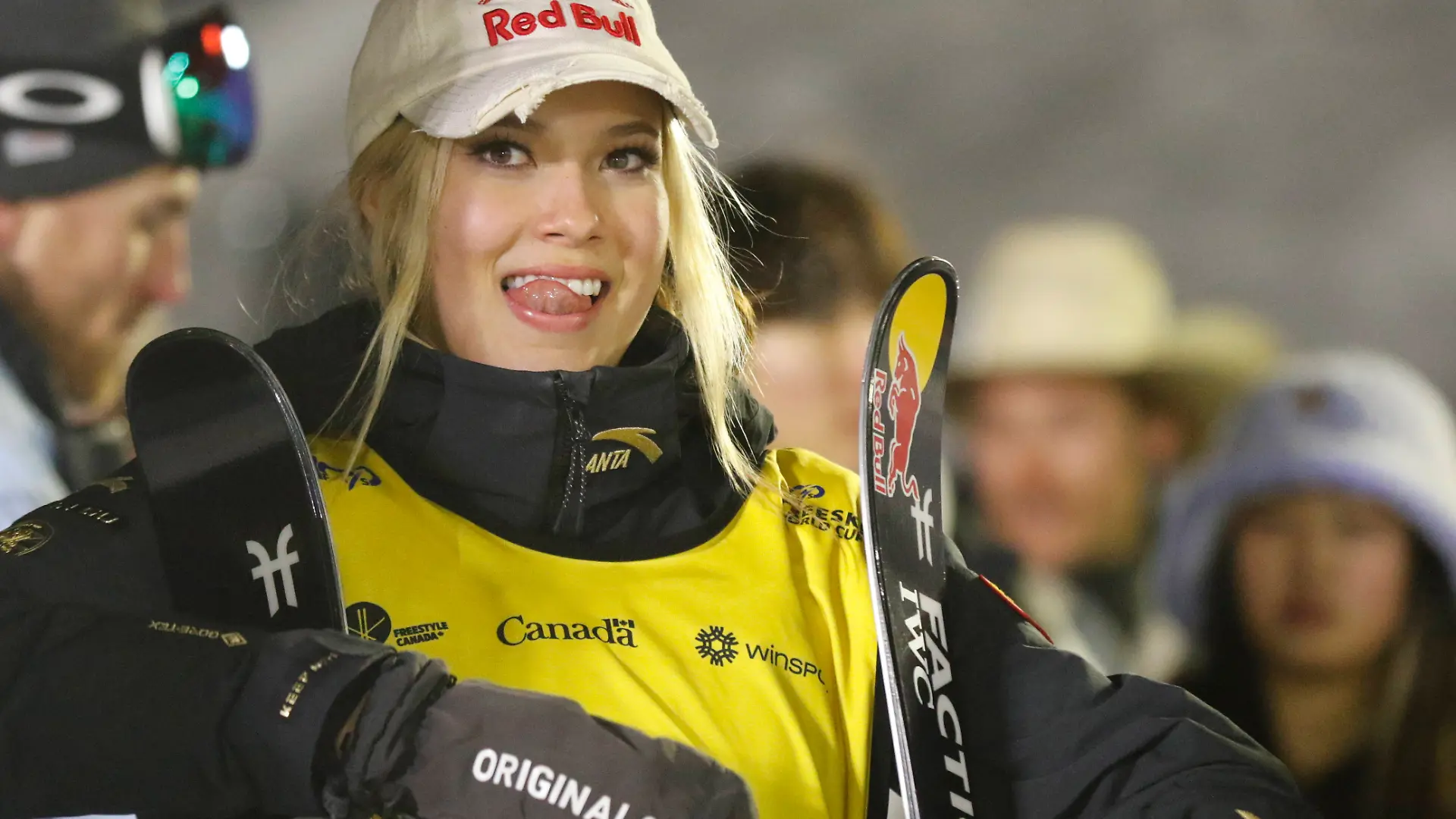 Eileen Gu am 17. Februar 2024 nach einem Weltcup in Calgary, Alberta, Kanada