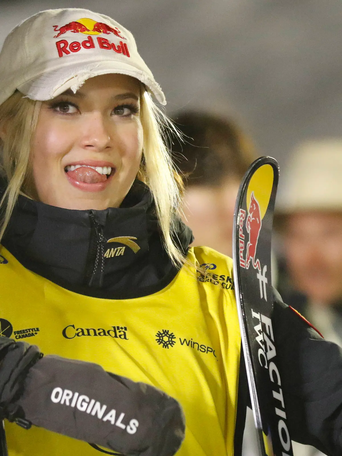 Eileen Gu am 17. Februar 2024 nach einem Weltcup in Calgary, Alberta, Kanada 