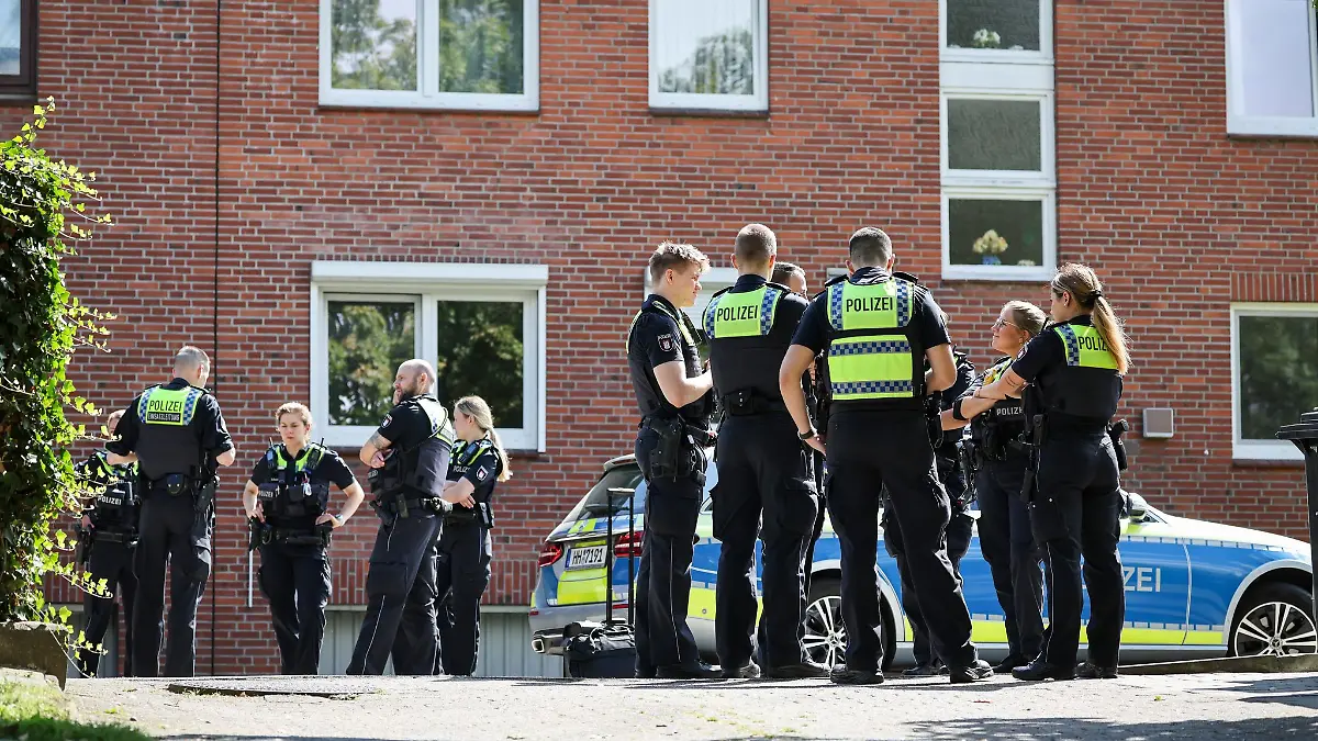Der Mann wurde nach der medizinischen Erstversorgung festgenommen und danach in ein Krankenhaus gebracht.