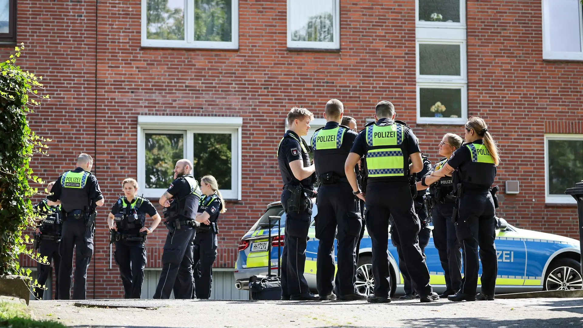 Der Mann wurde nach der medizinischen Erstversorgung festgenommen und danach in ein Krankenhaus gebracht.