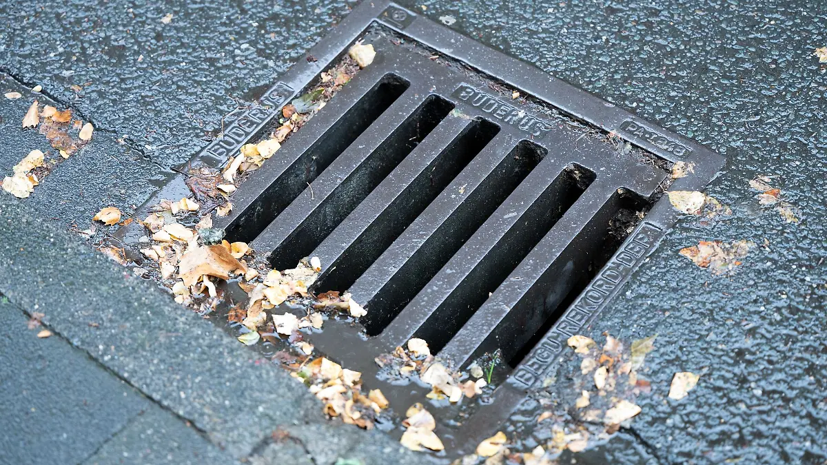 Zwei Männer sollen mehrere Gullydeckel geklaut haben. (Symbolbild)