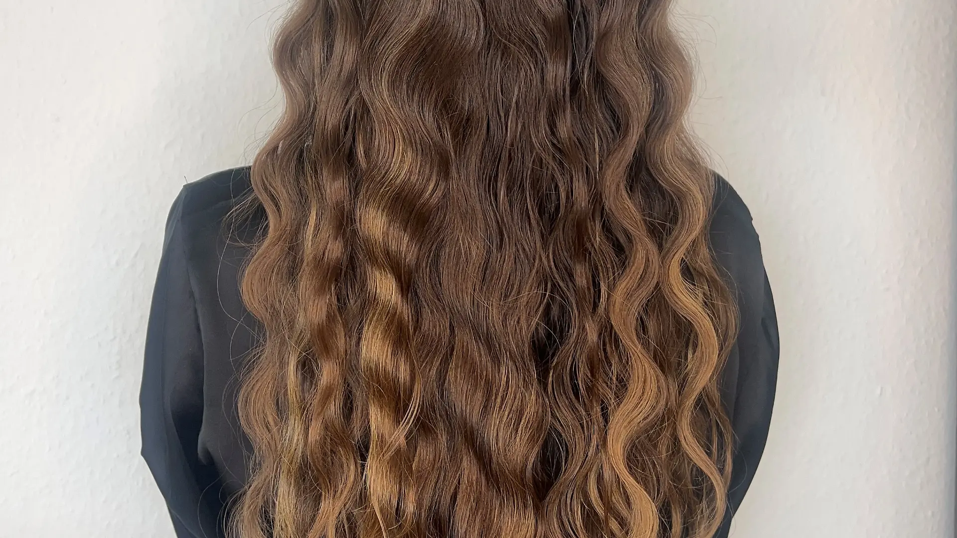 RTL-Reporterin Isabelle Kurz zeigt ihre Wellen mit dem Revlon Wave Master Jumbo.
