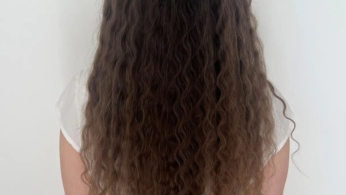 RTL-Reporterin Isabelle Kurz zeigt ihre Wellen mit dem BaByliss Easy Waves.