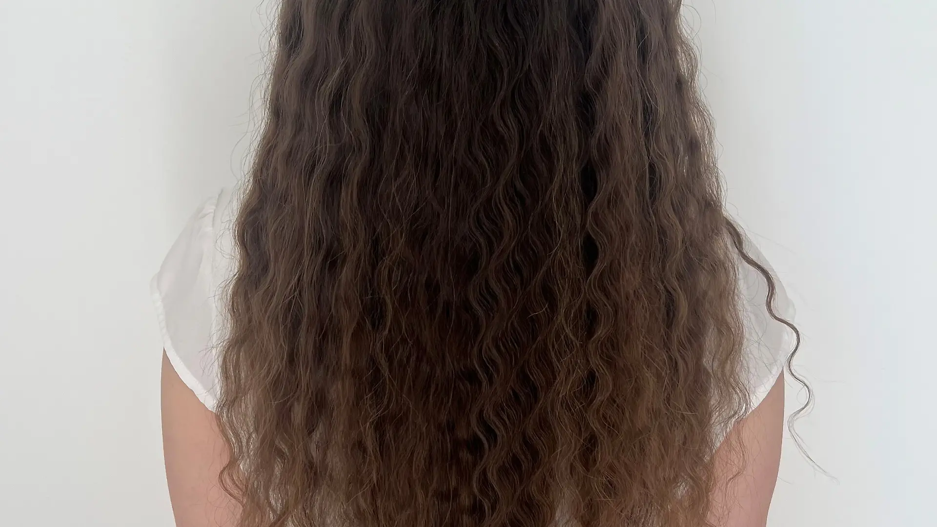 RTL-Reporterin Isabelle Kurz zeigt ihre Wellen mit dem BaByliss Easy Waves. 
