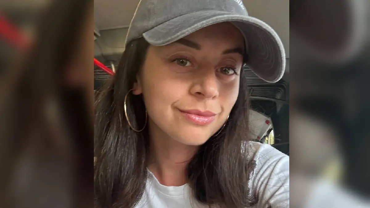 Malika Dzumaev zeigt ihre OP-Narbe.
