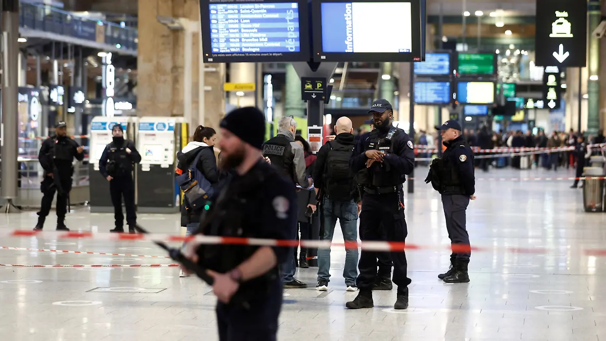 French police secure the area after a man with a knife wounded several people at the Gare du Nord train station in Paris, France, January 11, 2023. REUTERS/Benoit Tessier