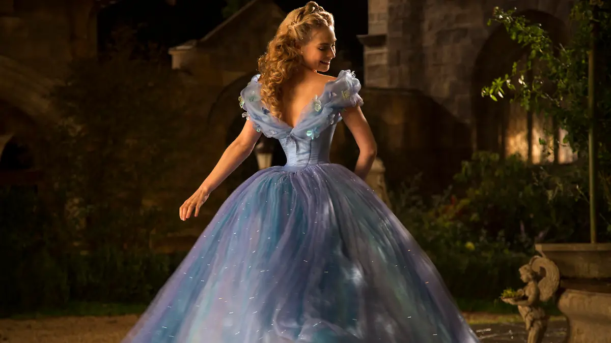 Der magische Augenblick als Cinderella (Lily James) ihr Ballkleid bekommt