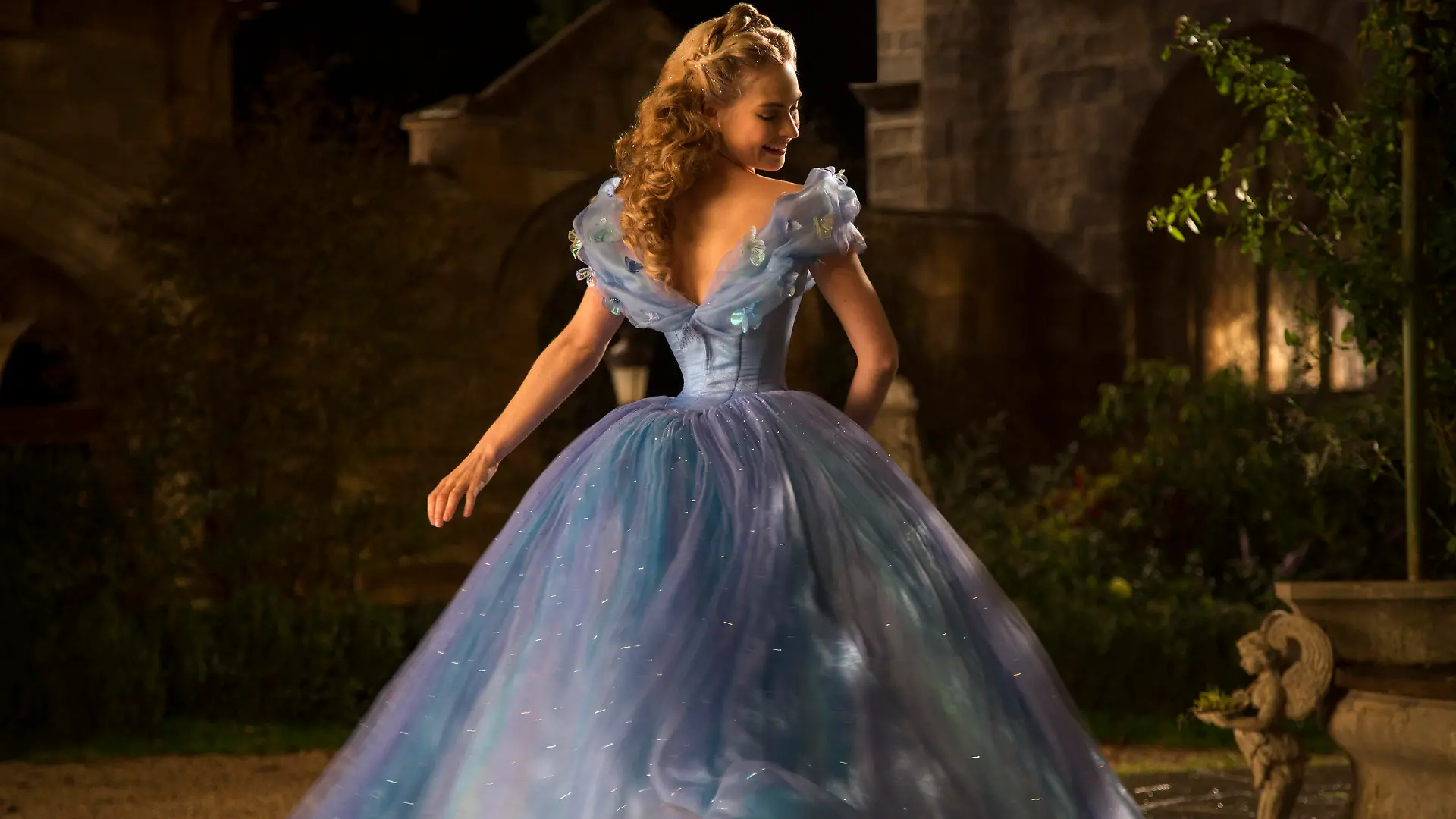 Der magische Augenblick als Cinderella (Lily James) ihr Ballkleid bekommt