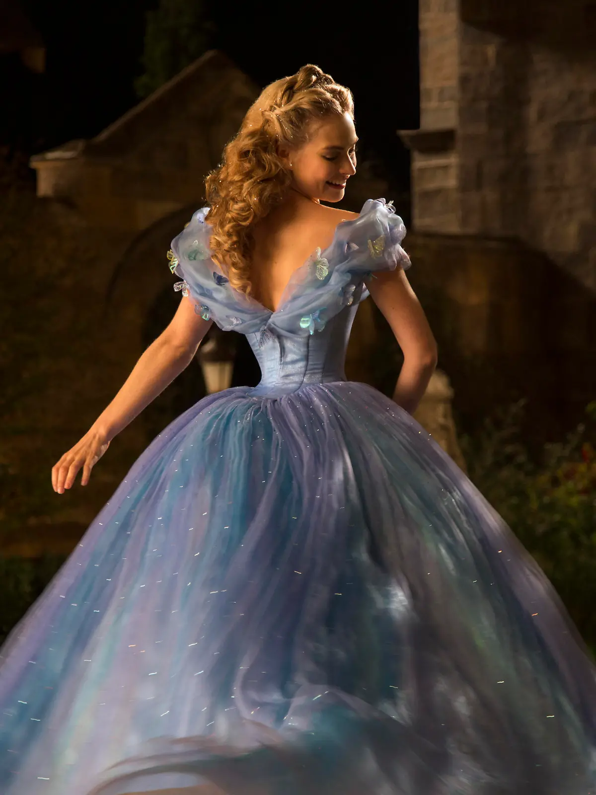 Der magische Augenblick als Cinderella (Lily James) ihr Ballkleid bekommt