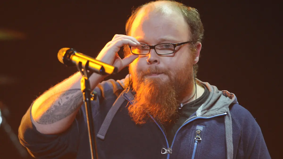 Der Sänger Andreas Kümmert singt am 05.03.2015 während seines Auftritts beim deutschen Vorentscheid «Unser Song für Österreich» für den Eurovision Song Contest 2015 (ESC) in Hannover (Niedersachsen). Kümmert gewann den Wettbewerb verzichtete aber auf den Sieg. Foto: Peter Steffen/dpa +++(c) dpa - Bildfunk+++