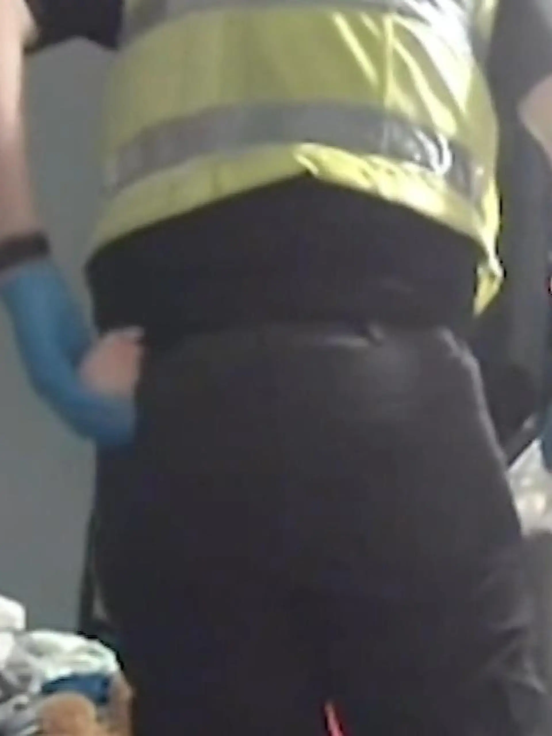Dieses Video überführt ihn! Hier klaut ein Polizist im Einsatz Unterwäsche