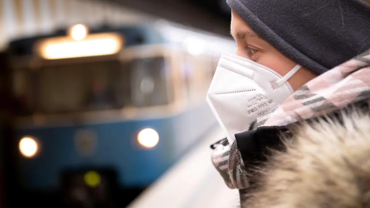 ARCHIV - 12.01.2021, Bayern, München: Ein Frau mit FFP2-Maske wartet in einer U-Bahnstation auf die Bahn. Seit Samstag ist die Pflicht zum Tragen von Gesichtsmasken im öffentlichen Personennahverkehr im Freistaat beendet. (zu dpa "Maskenpflicht in Bayerns Nahverkehr beendet") Foto: Sven Hoppe/dpa +++ dpa-Bildfunk +++