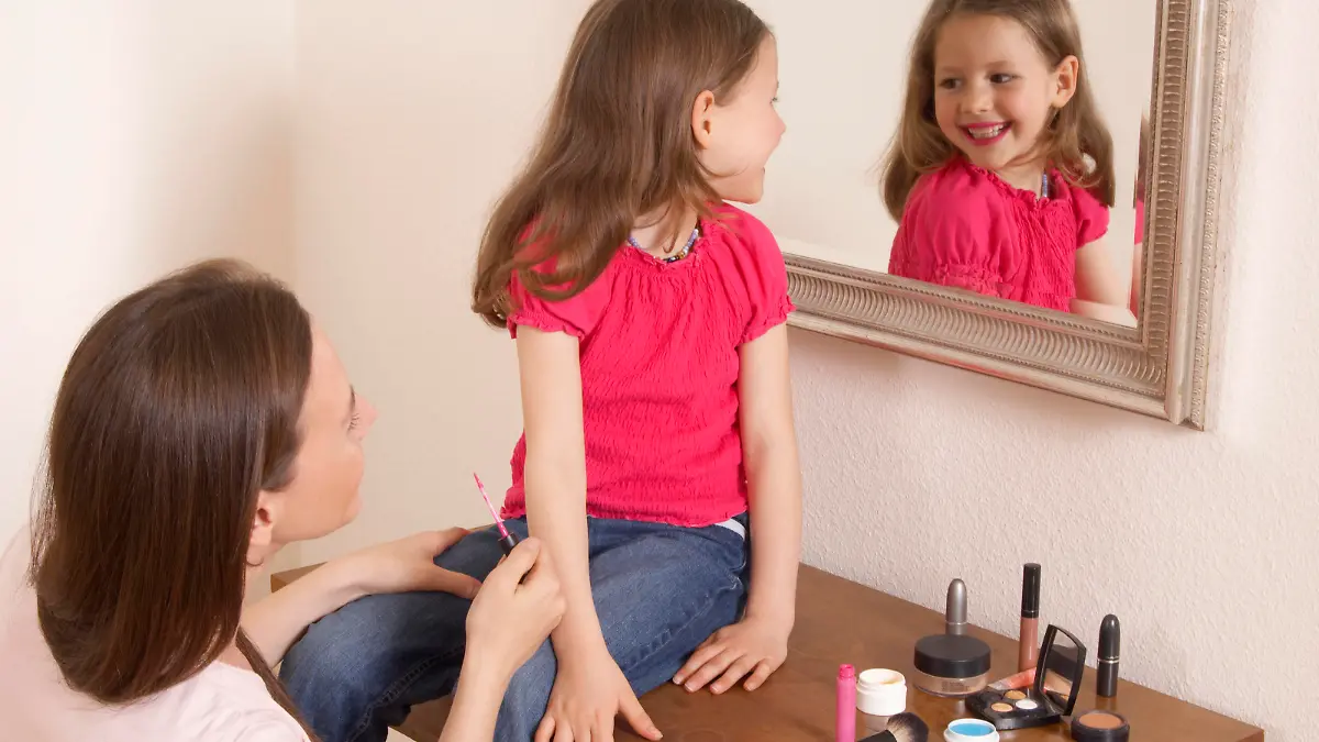 happy young girl wearing lipstick looking at herself in mirror Keine Weitergabe an Drittverwerter., Royalty free: Bei werblicher Verwendung Preis auf Anfrage