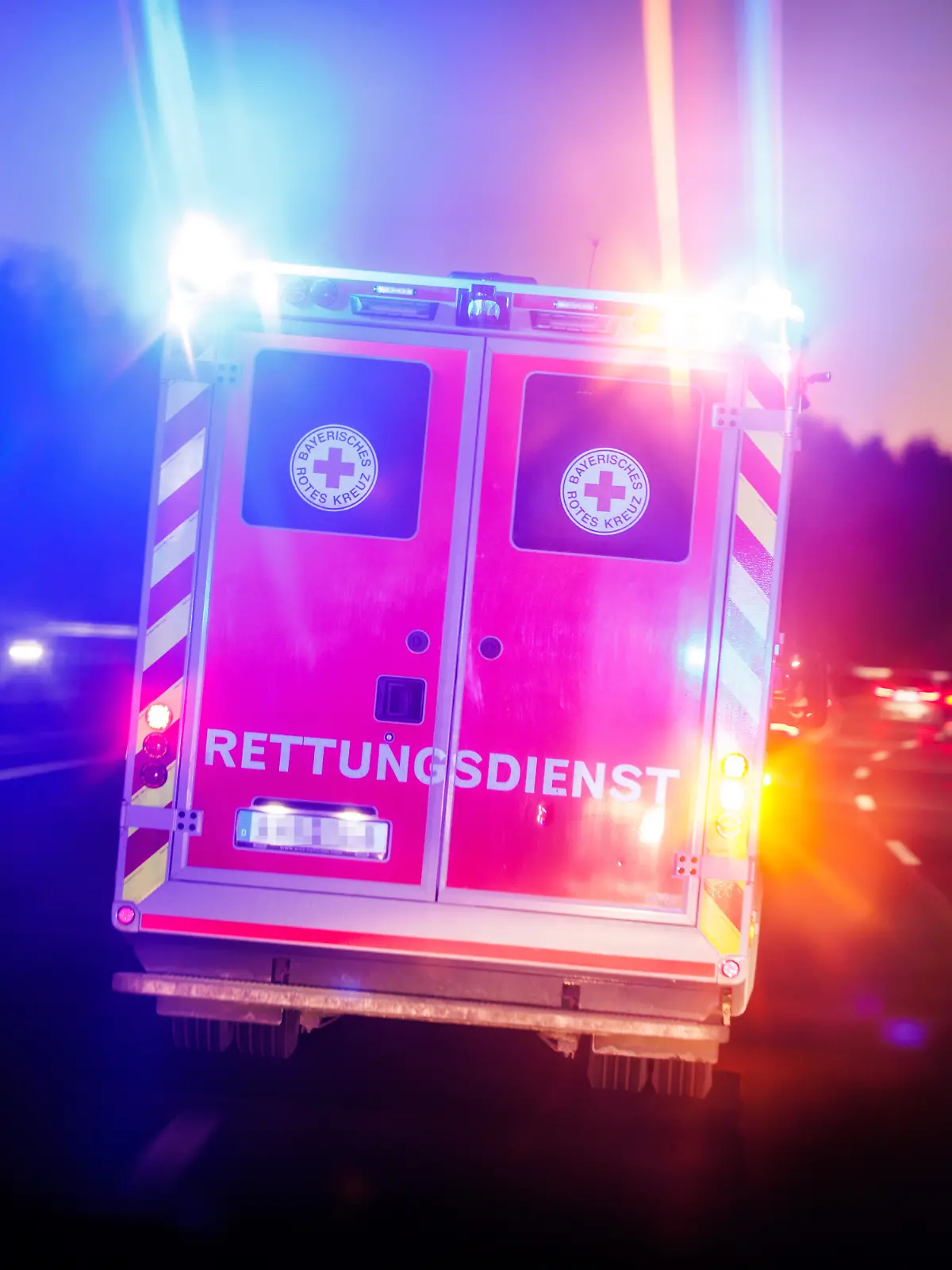 Bild zu: "Wohl illegales Überholmanöver auf A3 – fünf Verletzte"