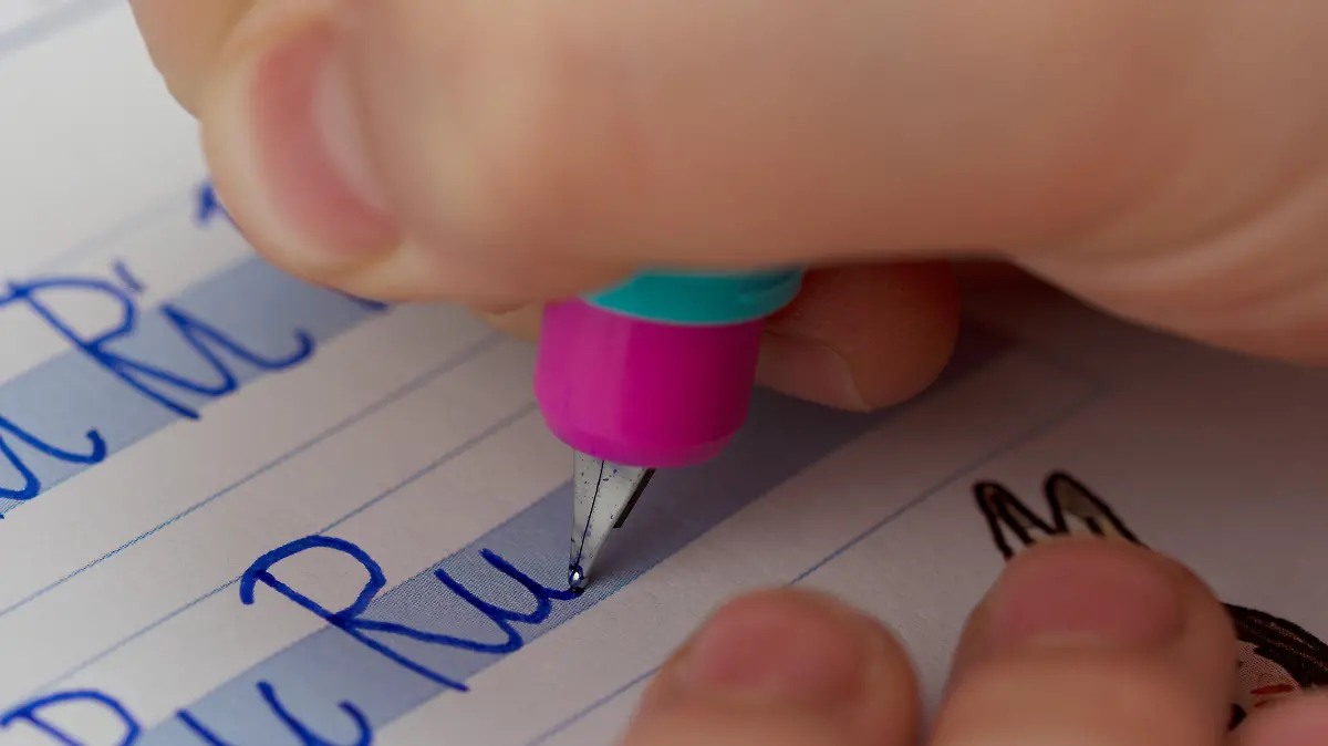 Nahaufnahme von Kinderhand mit Füller