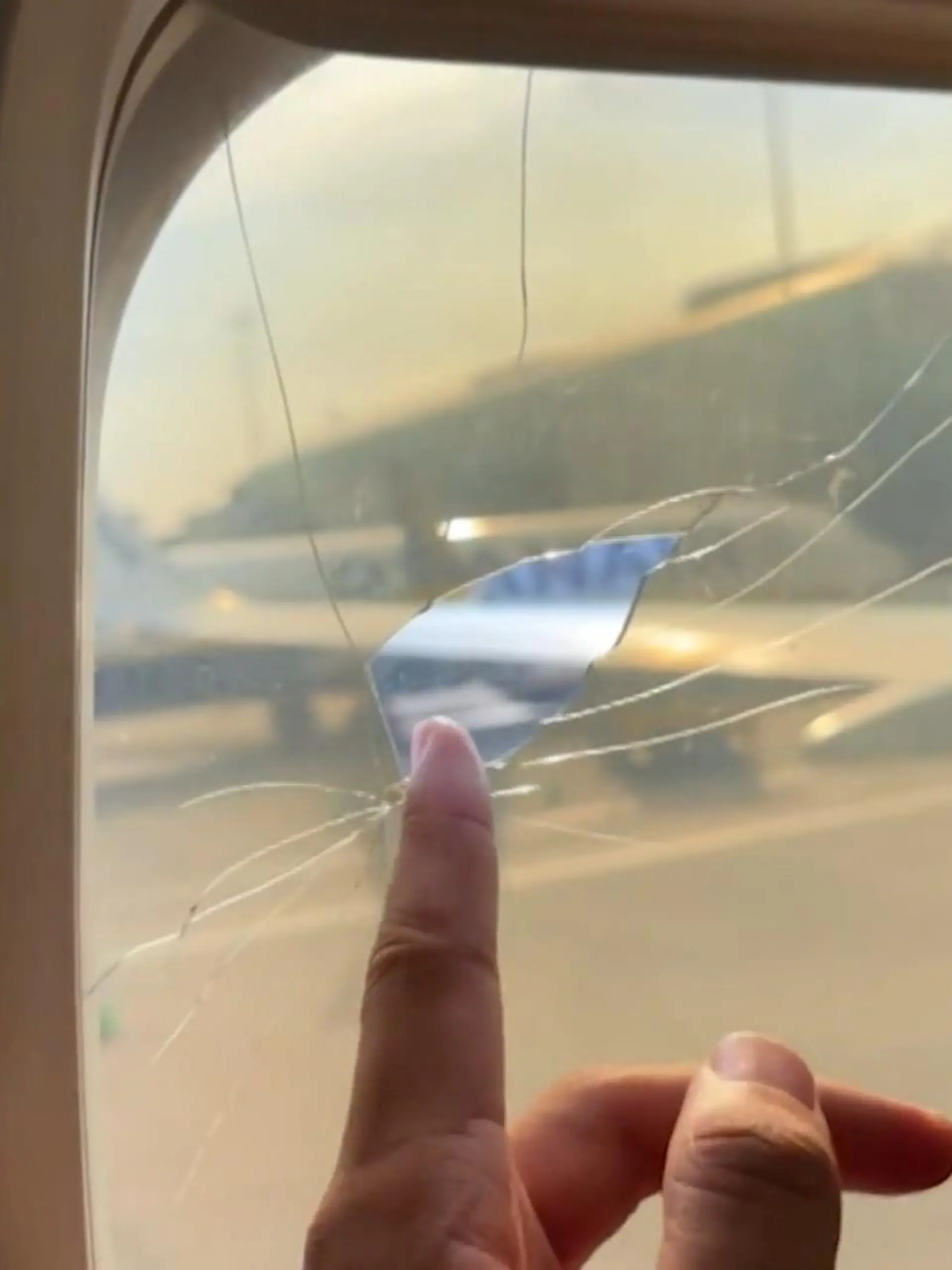 Bild zu: "Schock im Ryanair-Flieger! Freunde müssen neben kaputtem Fenster sitzen"