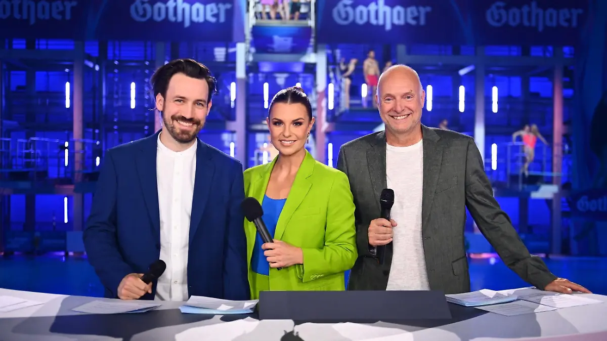 Jan Köppen, Laura Wontorra und Frank Buschmann (v.li.) moderieren das heutige Sportereignis.
Die Verwendung des sendungsbezogenen Materials ist nur mit dem Hinweis und Verlinkung auf RTL+ gestattet.