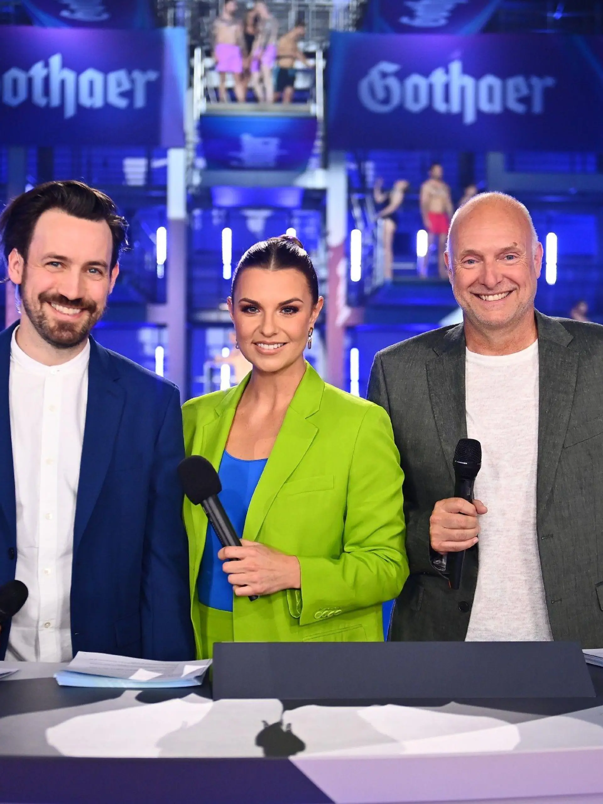 Jan Köppen, Laura Wontorra und Frank Buschmann (v.li.) moderieren das heutige Sportereignis. 
Die Verwendung des sendungsbezogenen Materials ist nur mit dem Hinweis und Verlinkung auf RTL+ gestattet.