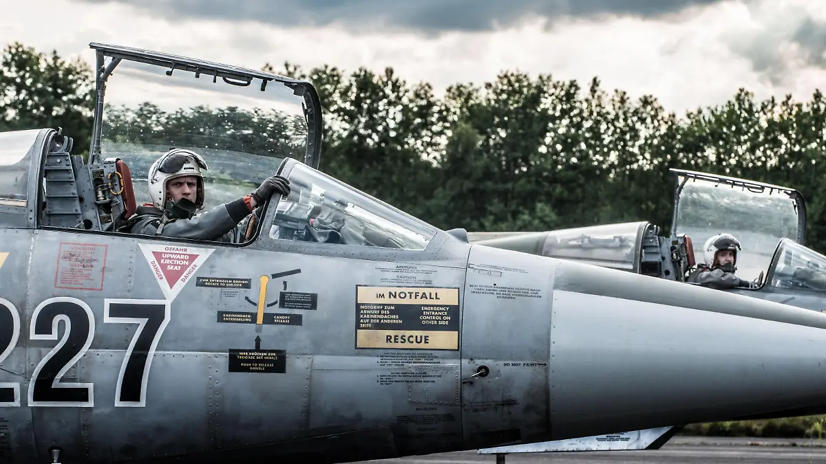 Harrys (Steve Windolf, l.) größte Leidenschaft ist seine Arbeit als Pilot der Luftwaffe. 