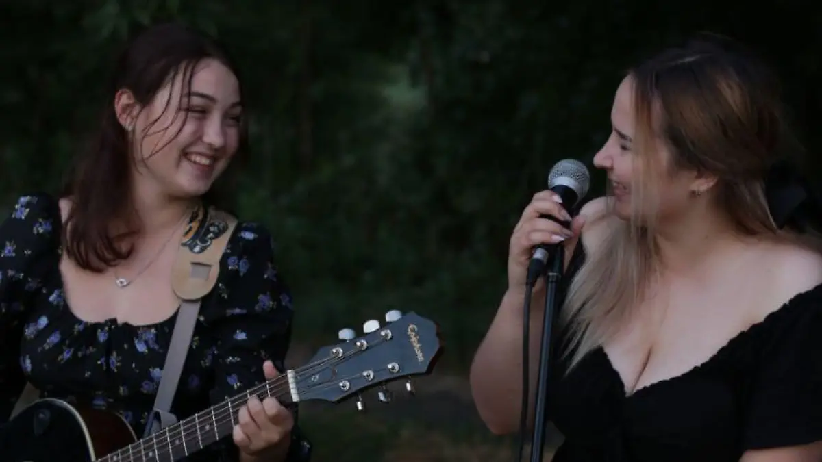Die beiden Musikerinnen Svitlana Siemieikina und Kristina Spitsyna sammelten bei ihren Auftritten Spenden für die ukrainische Armee.