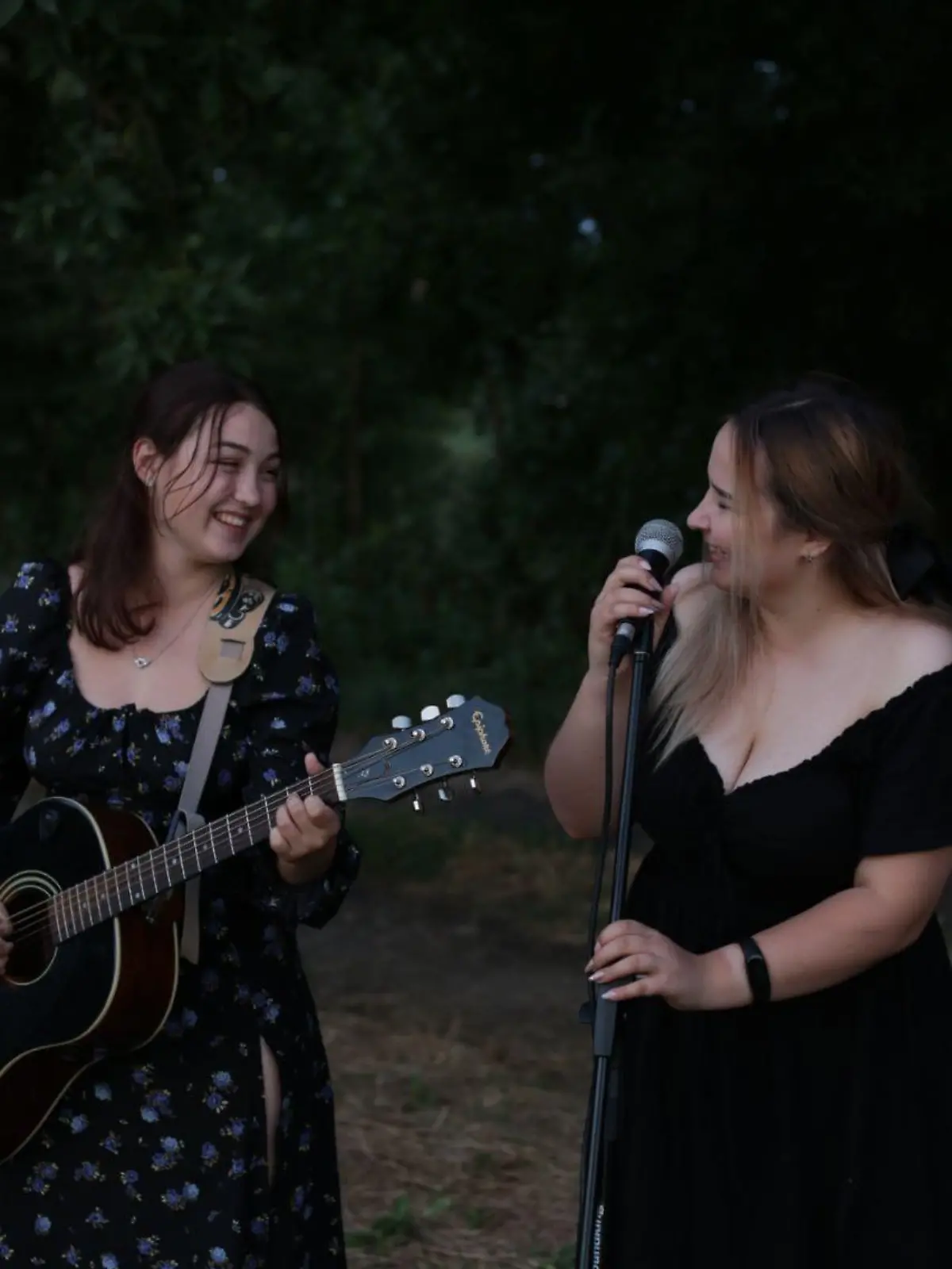 Die beiden Musikerinnen Svitlana Siemieikina und Kristina Spitsyna sammelten bei ihren Auftritten Spenden für die ukrainische Armee.