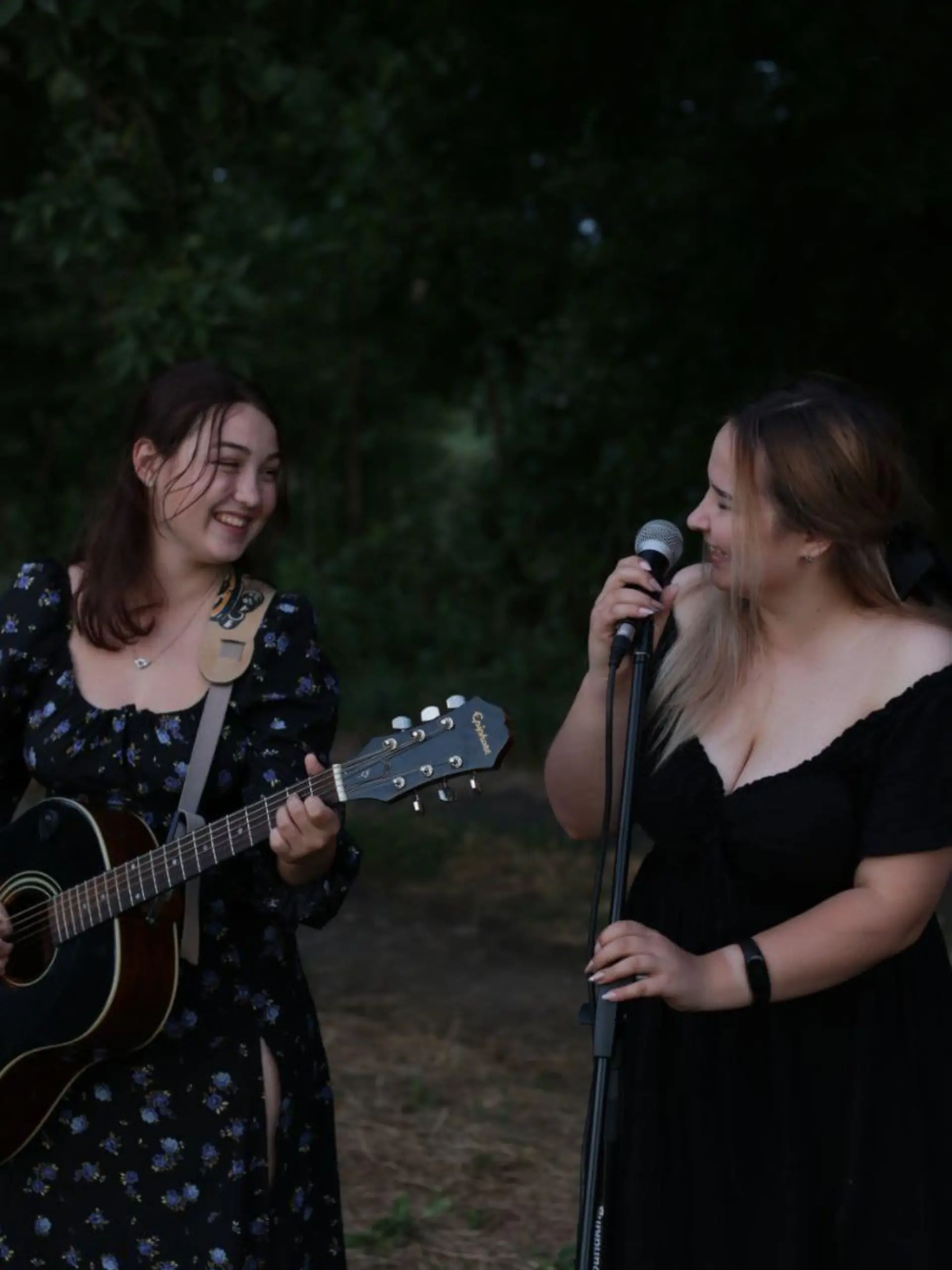 Die beiden Musikerinnen Svitlana Siemieikina und Kristina Spitsyna sammelten bei ihren Auftritten Spenden für die ukrainische Armee.