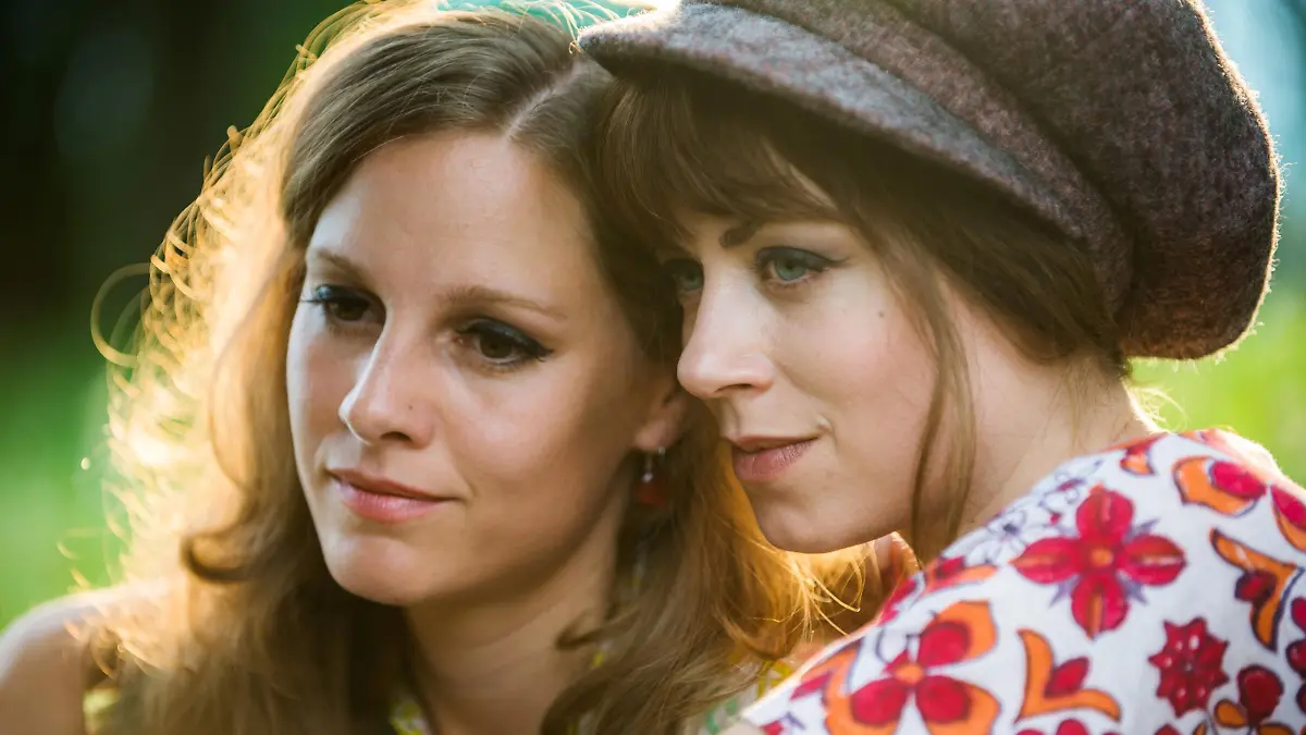 Auch wenn Betti (Picco von Groote, l.) einen völlig anderen Lebensweg gewählt hat als Helga (Alice Dwyer), kann sie sich darauf verlassen, dass ihre Freundin ein offenes Ohr für ihre Probleme hat.