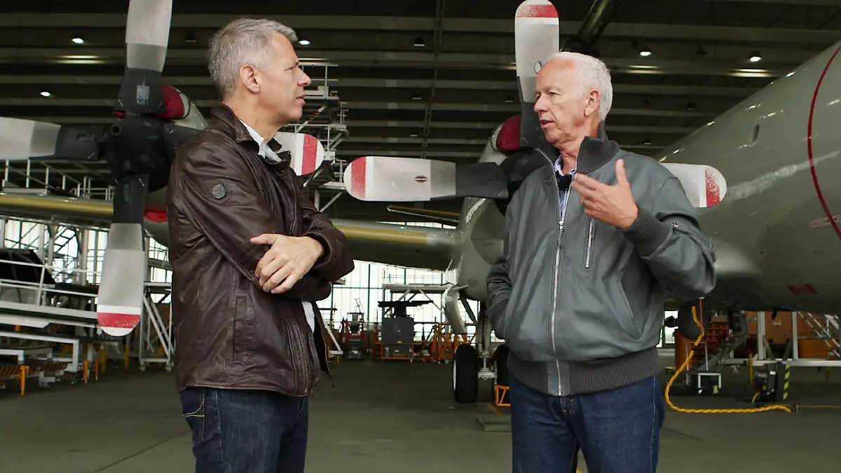RTL-Chefmoderator Peter Kloeppel (l.) im Gespräch mit dem Piloten Rolf Stünkel im Fliegerhorst Nörvenich.