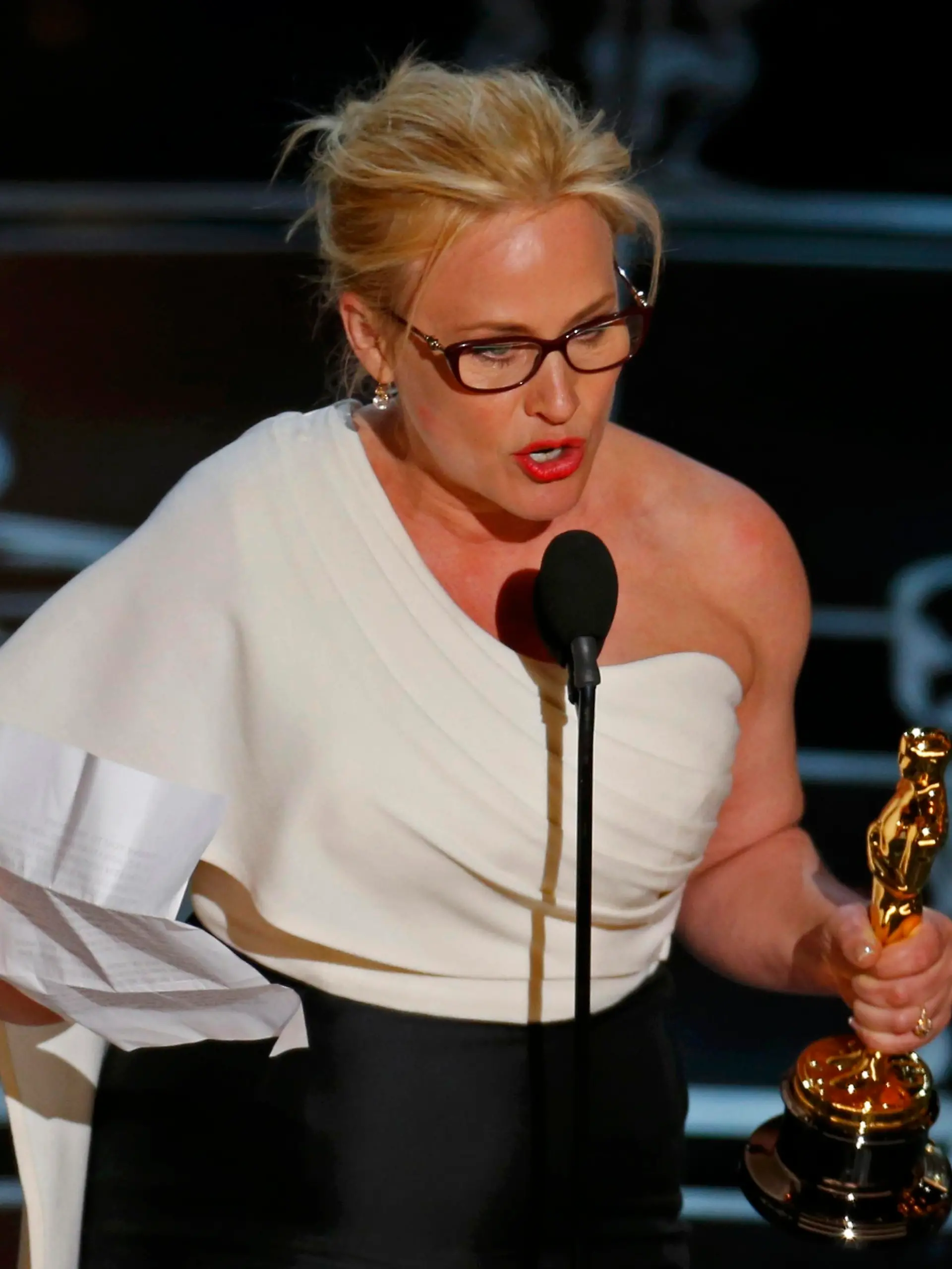 Patricia Arquette speaks after winning the Oscar for Best Supporting Actress for her role in "Boyhood" at the 87th Academy Awards in Hollywood, California February 22, 2015.  REUTERS/Mike Blake (UNITED STATES TAGS:ENTERTAINMENT) (OSCARS-SHOW)