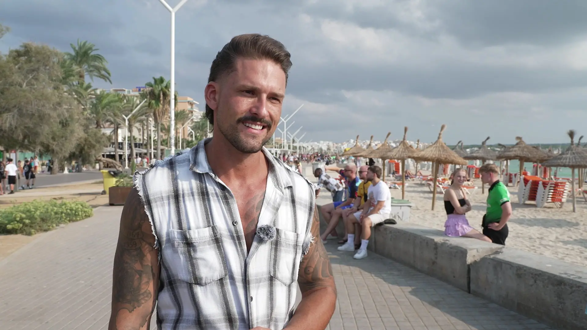 Schnurrbart, Mullet und Muckis: Für seinen Ballermann-Traum hat Marco Cerullo sich einen neuen Look zugelegt.
