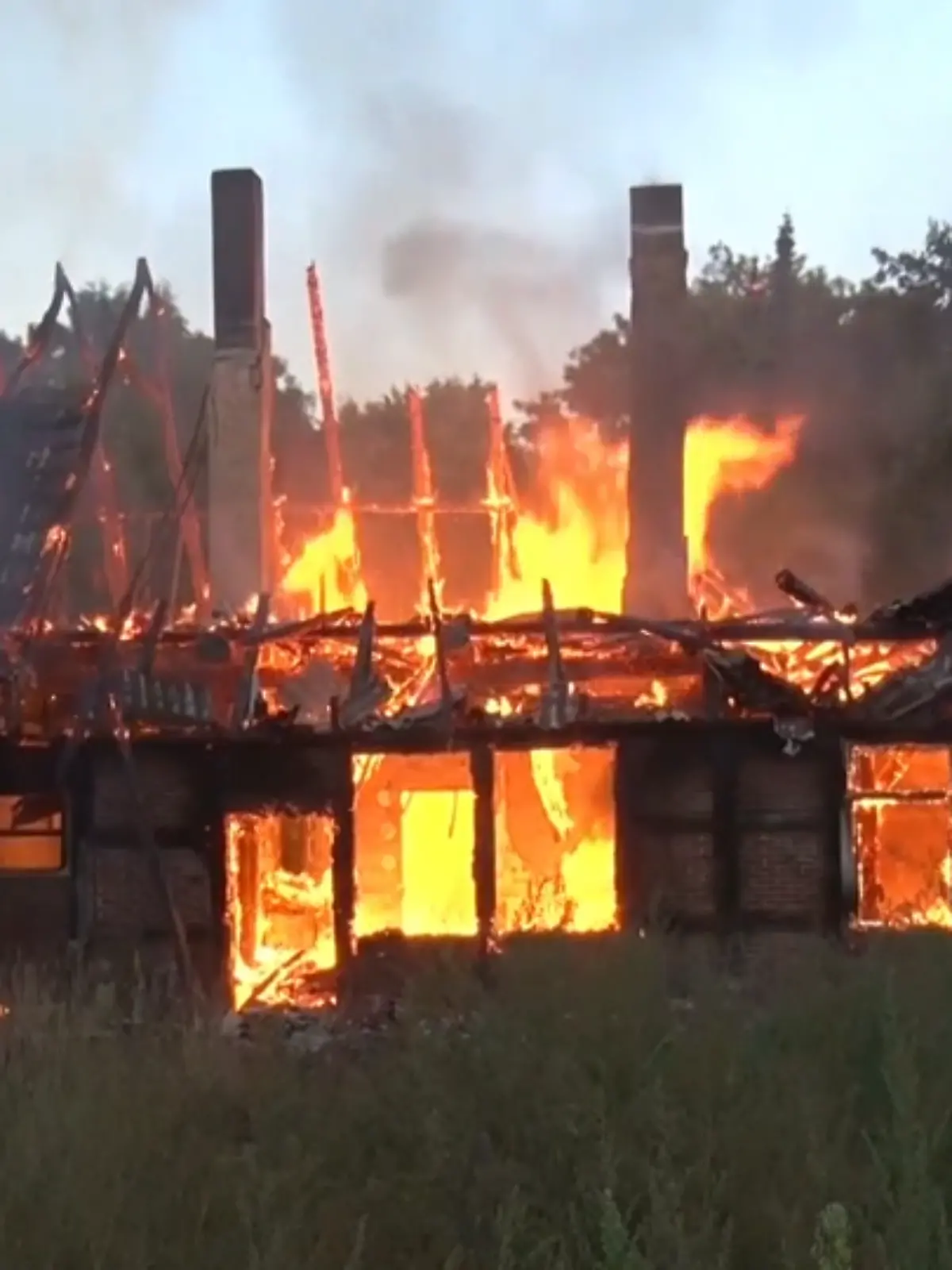 Bild zu: "Flammen vernichten Fachwerkhaus! Wer sind die Feuerteufel von Bippen? "