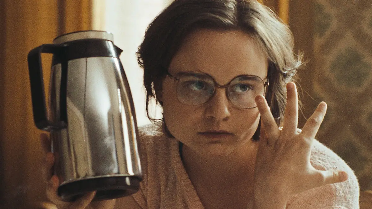 Lena Urzendowsky als Angelika in einer Szene aus dem Film „In die Sonne schauen”