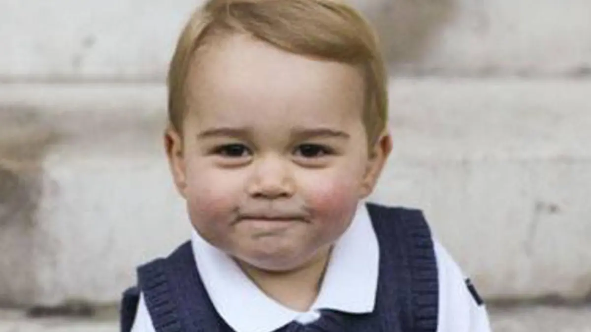 Prinz George bei seinem ersten offiziellen Fotoshooting auf den Stufen des Kensington Palastes