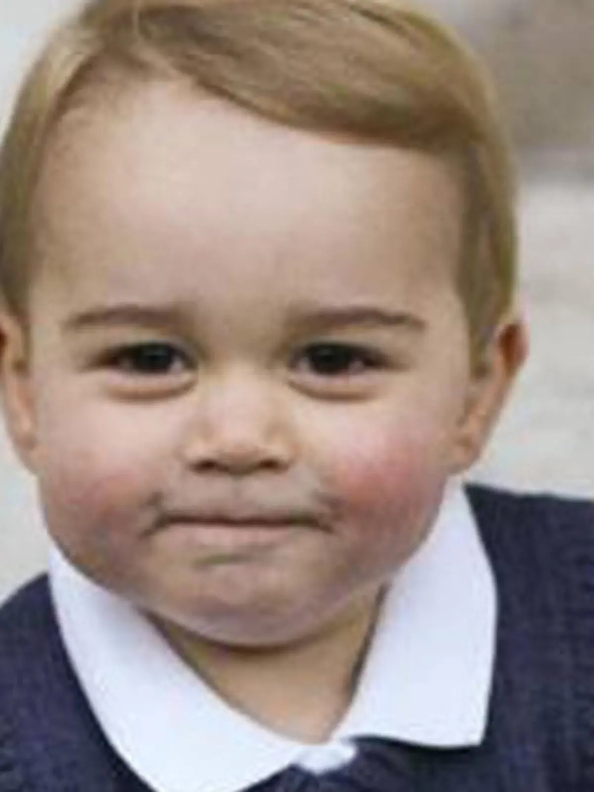 Prinz George bei seinem ersten offiziellen Fotoshooting auf den Stufen des Kensington Palastes