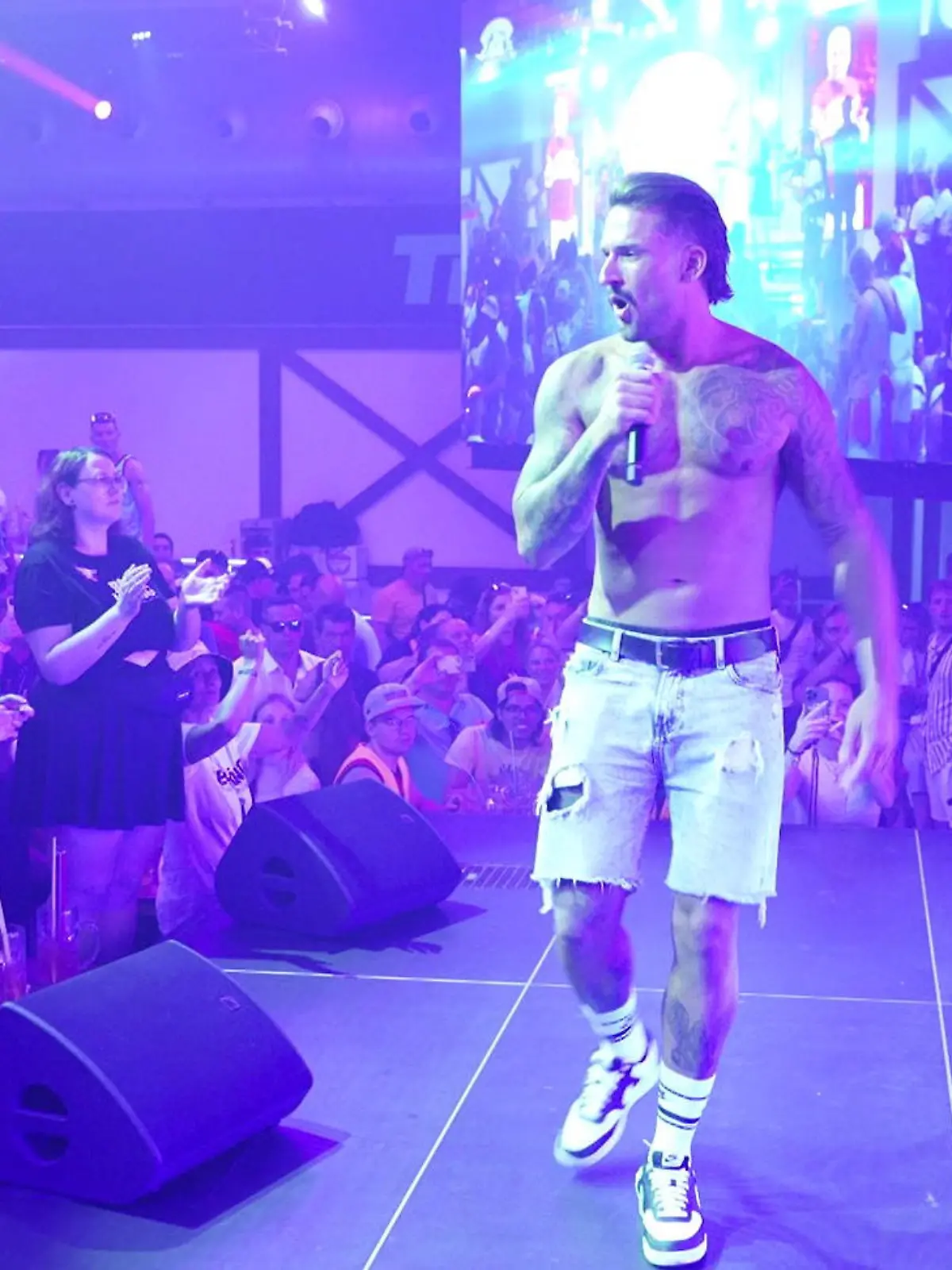 Bild zu: "Hier performt Marco Cerullo seinen eigenen Ballermann-Song"
