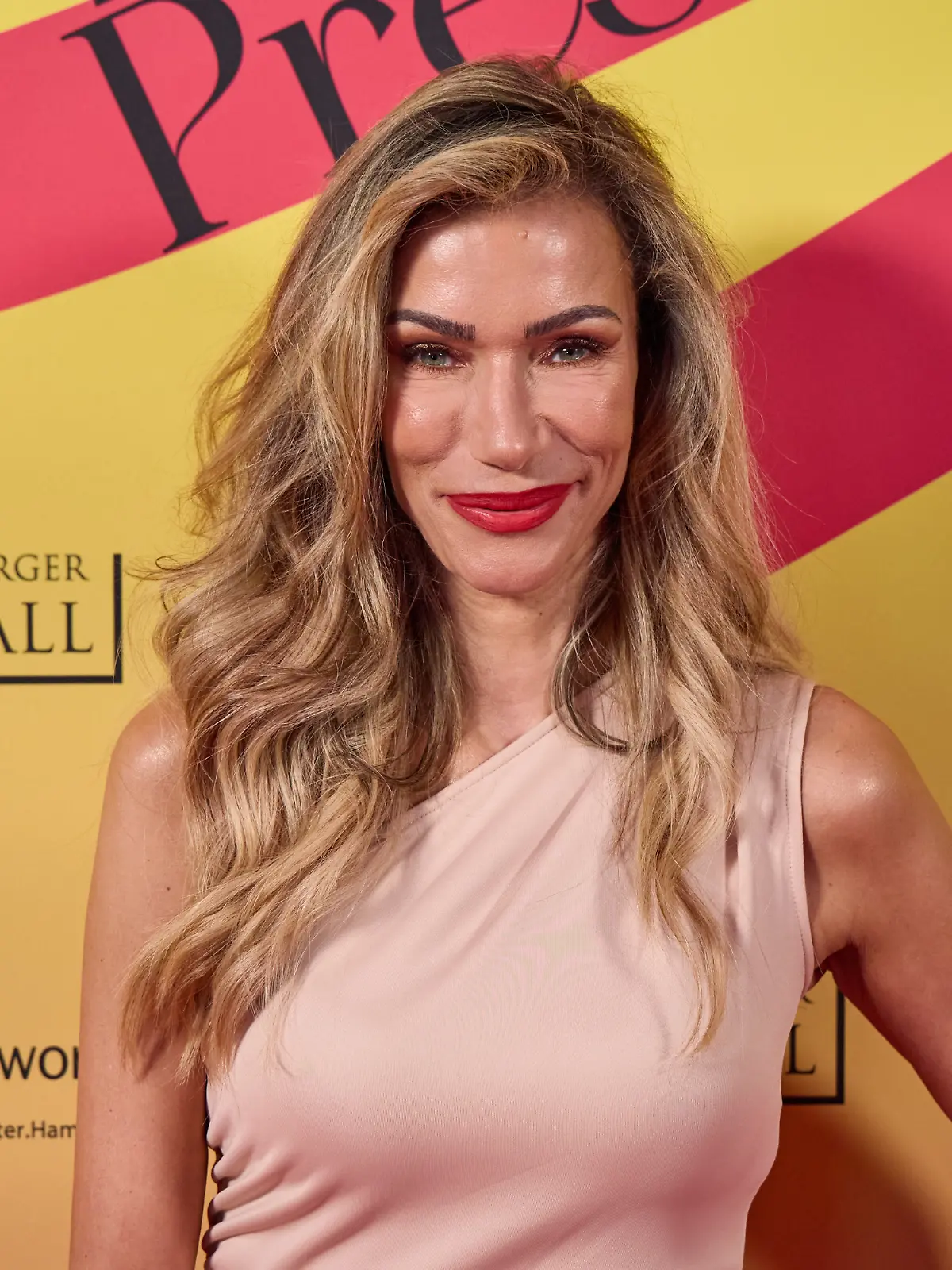Yasmina Filali kommt zum 74. Hamburger Presseball in das Hotel, 2025. 