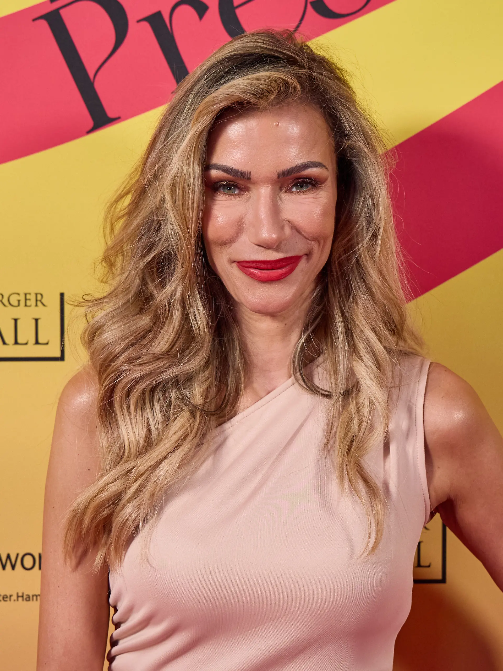Yasmina Filali kommt zum 74. Hamburger Presseball in das Hotel, 2025.