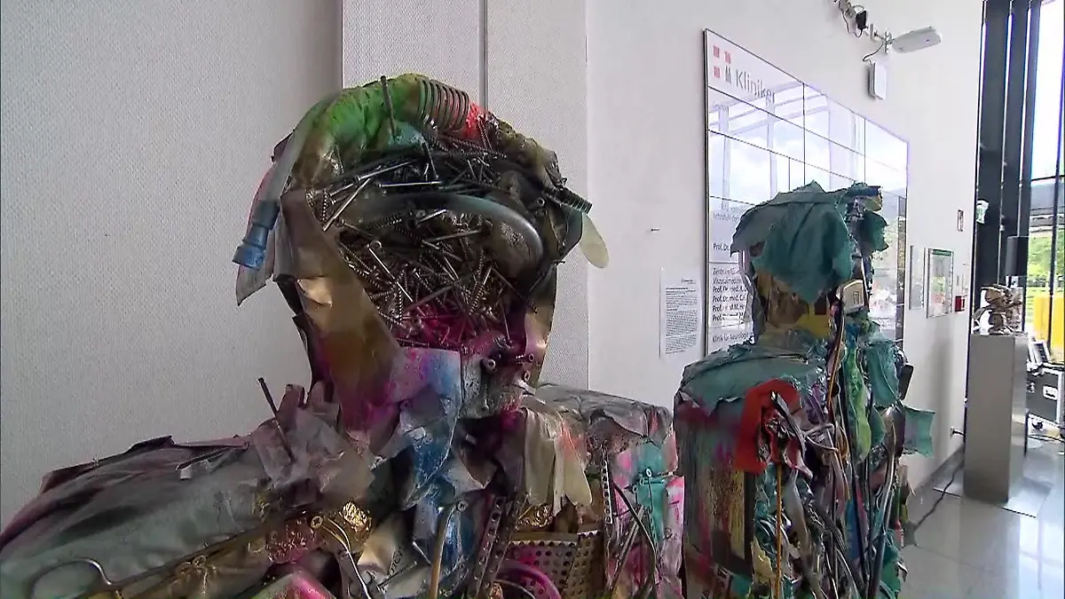 HA Schult macht auf Darmkrebsvorsorge aufmerksam Müll-Kunst in Kölner Klinik