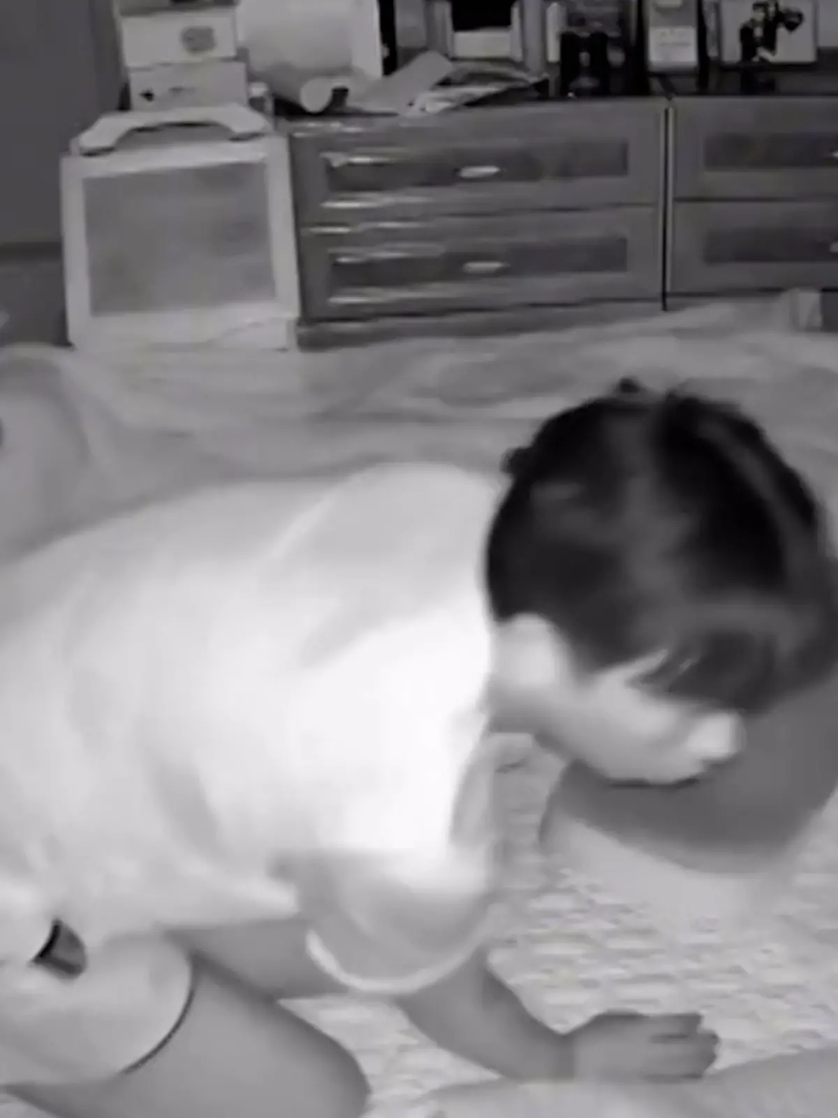Panik im Schlafzimmer! Baby verschwindet – als Eltern neben ihm schlafen