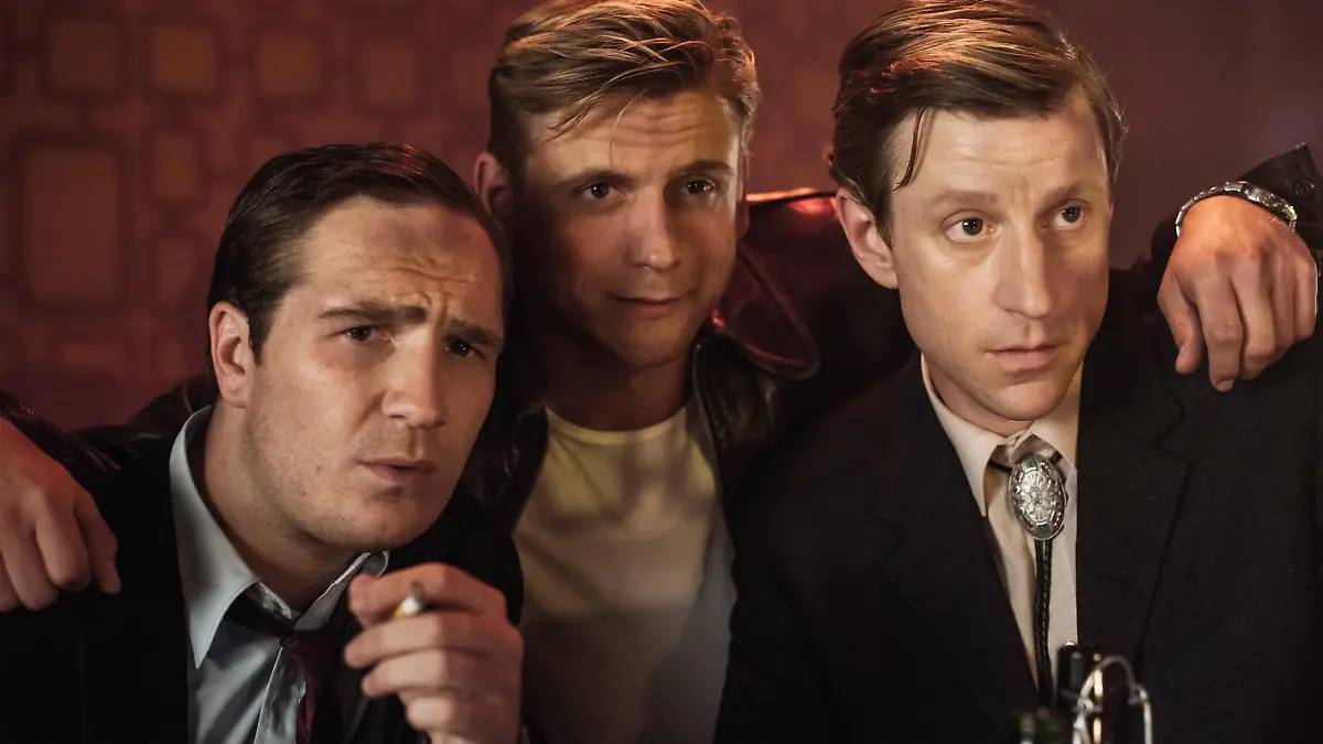 Richie (Frederick Lau, l.) und Harry (Steve Windolf, M.) entdecken zwei hübsche Mädchen im Sugar Club. Theo (Maxim Mehmet) macht ihnen keine Konkurrenz - er ist bereits mit Maria verheiratet.