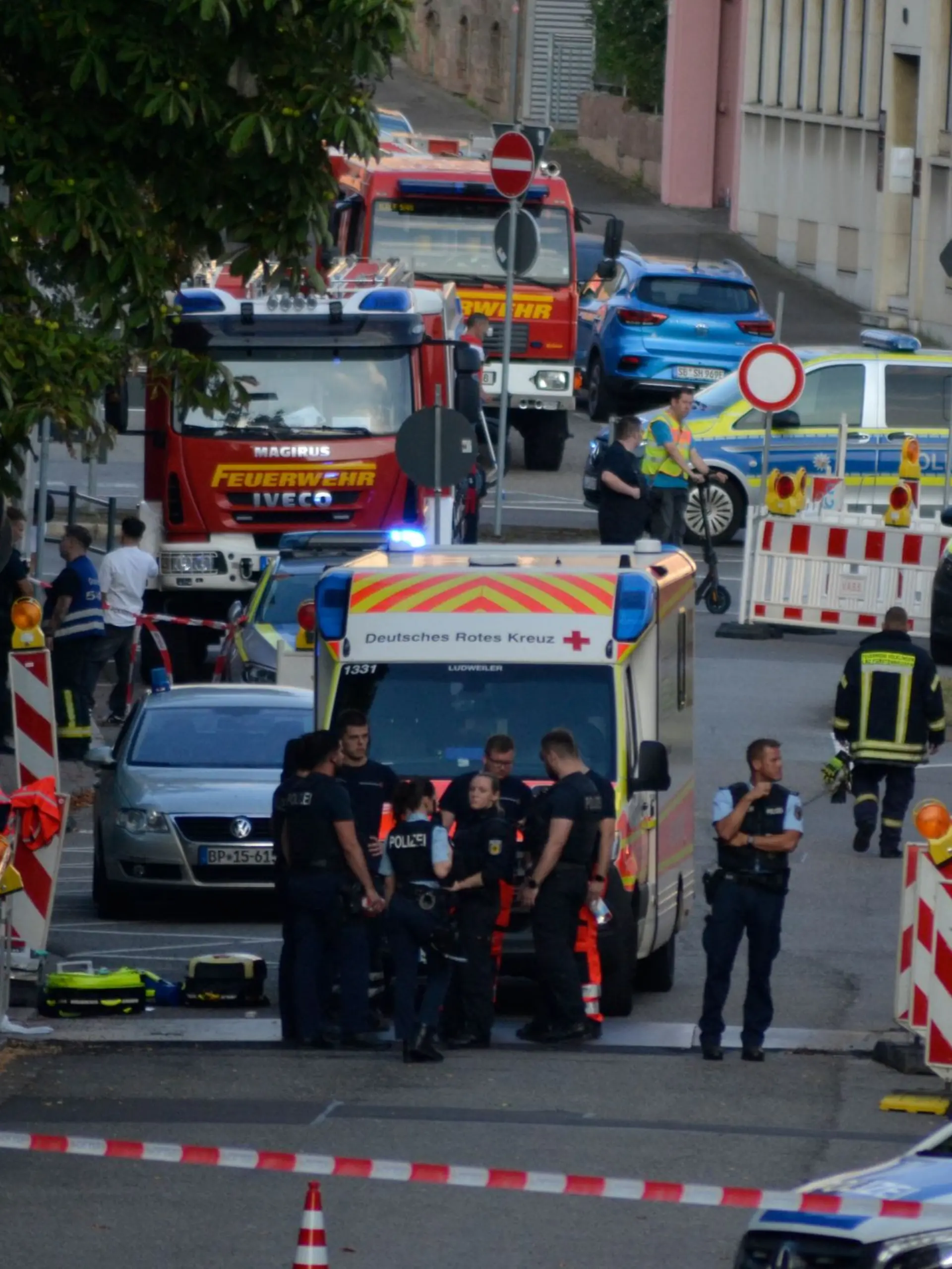 Deutschland trauert um den Polizisten (34), der am Donnerstag (21. August) im saarländischen Völklingen eiskalt erschossen wurde. Ein Mann raubt eine Tankstelle aus und wird anschließend von den Beamten gestellt. Im Gerangel entreißt er einem der Polizisten dessen Dienstwaffe und erschießt ihn mit dieser. Die Trauer über den Tod ist unermesslich.