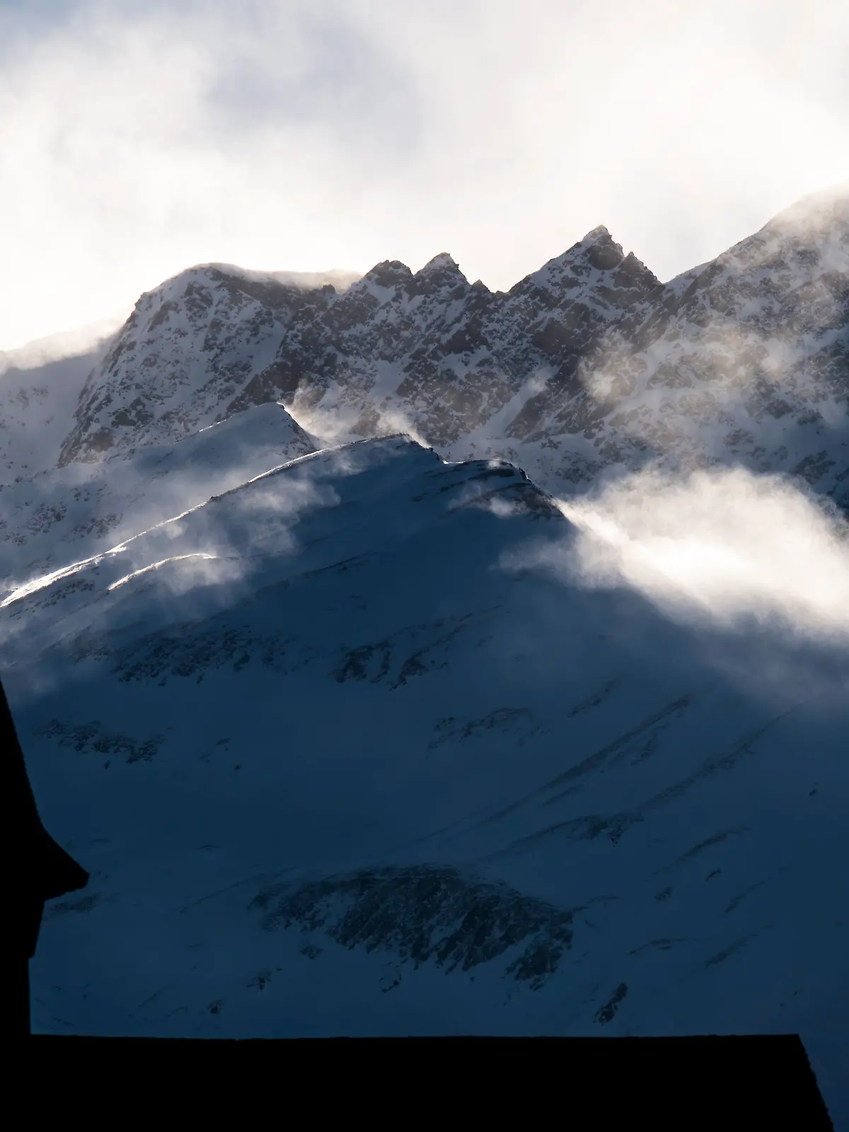 Alleine bei dem Gedanken dürfte einem schwindelig werden. Zwei deutsche Bergsteiger sitzen ganz alleine auf einem Berg in den Schweizer Alpen fest und hoffen jetzt, dass sie jemand retten kommt. Aber genau das gestaltet sich sehr schwer. 