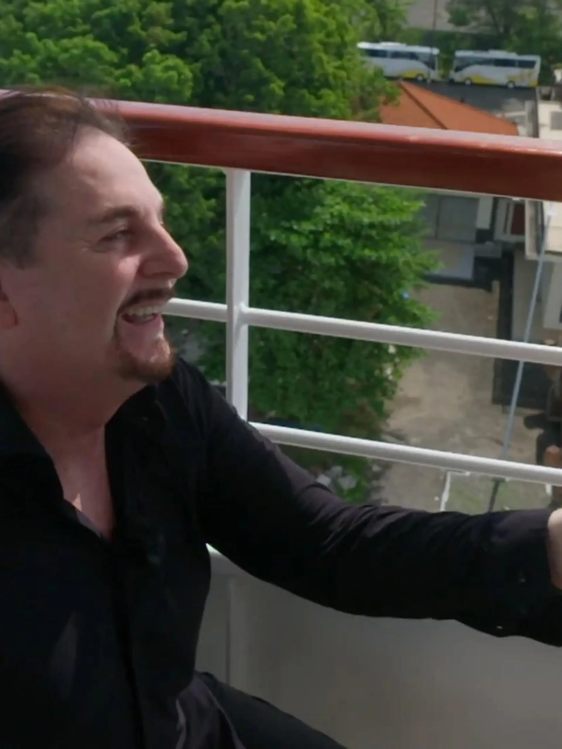 Bild zu: "Uwe Herrmann geht vor Susann auf die Knie"
