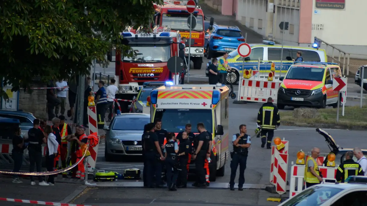 Einsatzkräfte riegeln den Tatort in Völklingen ab.